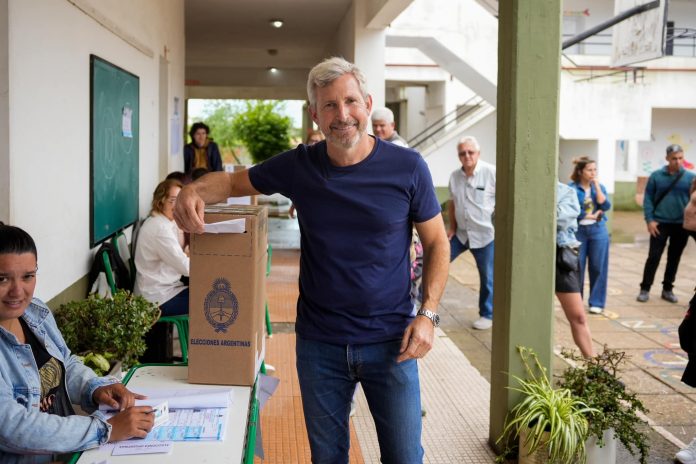 El gobernador electo votó en la escuela n°1 Gregoria Matorras de San Martin, en Villa Paranacito.
